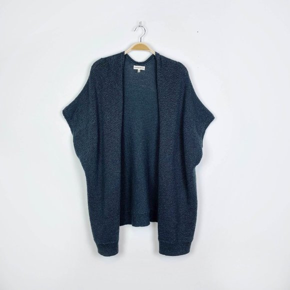 ⚡️SOLD⚡️ aritzia community iconic knit cape - size xxs - Picture 2 of 6